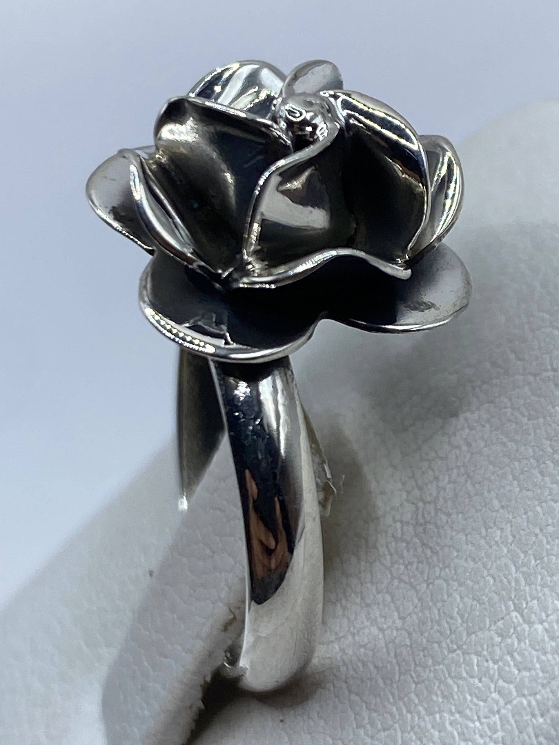 Perfil del anillo floral con Quinto .925 visible en la banda