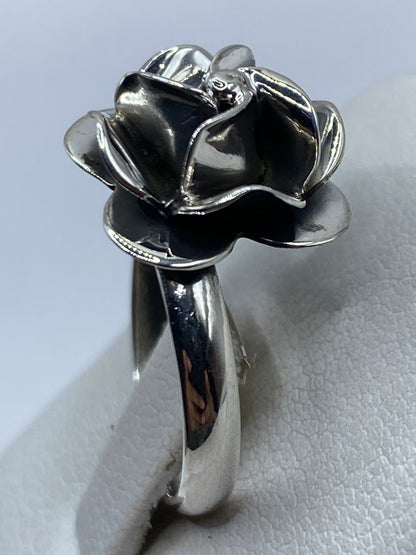 Perfil del anillo floral con Quinto .925 visible en la banda