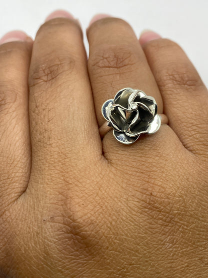 Anillo floral brillo sobre fondo gris mostrando acabado pulido