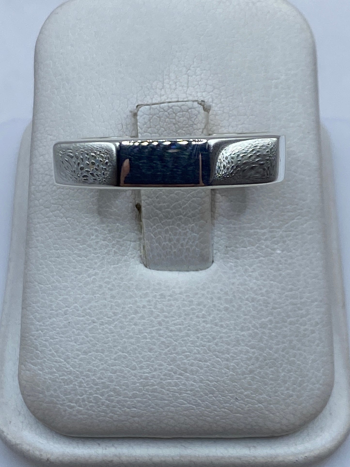 Anillo de plata cartoneado minimalista talla 11 sobre estuche blanco