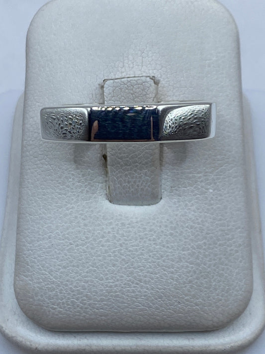 Anillo de plata cartoneado minimalista talla 11 sobre estuche blanco