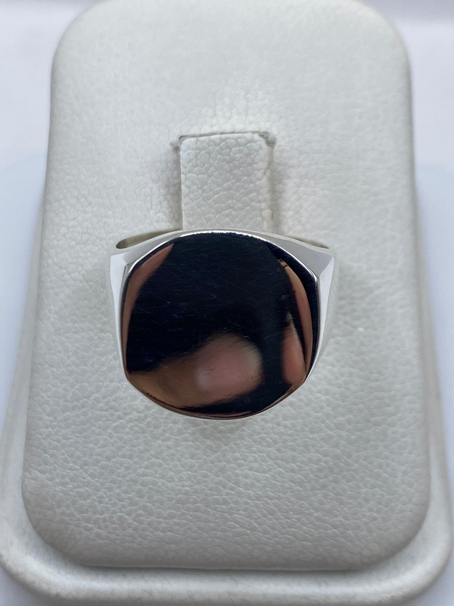 Anillo de plata .925 con onix cuadrado pulido en dedo de mujer