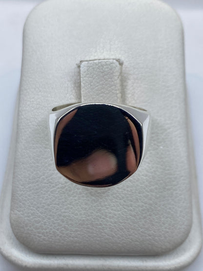 Anillo de plata .925 con onix cuadrado pulido en dedo de mujer