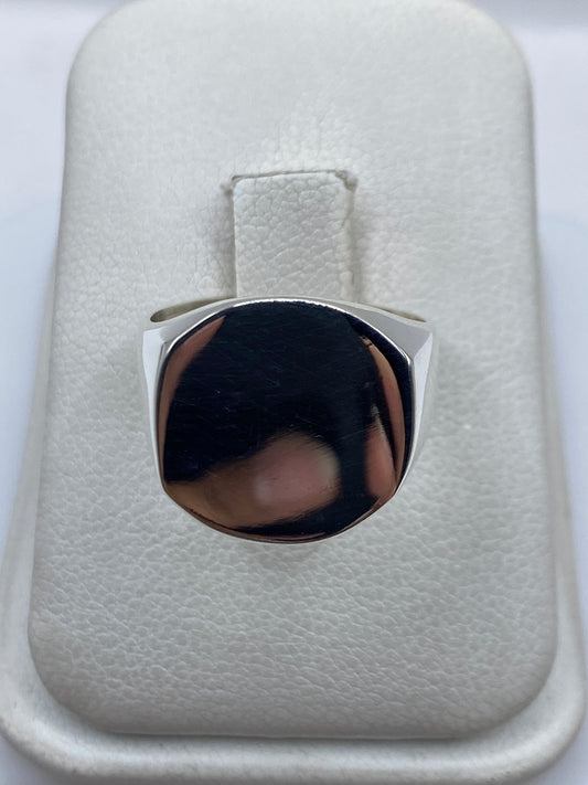 Anillo de plata .925 con onix cuadrado pulido en dedo de mujer