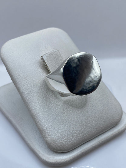 Vista frontal del anillo mostrando la cara de onix espejo engastada en plata