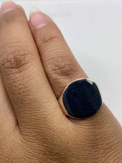 Anillo completo sobre fondo gris mostrando el acabado pulido