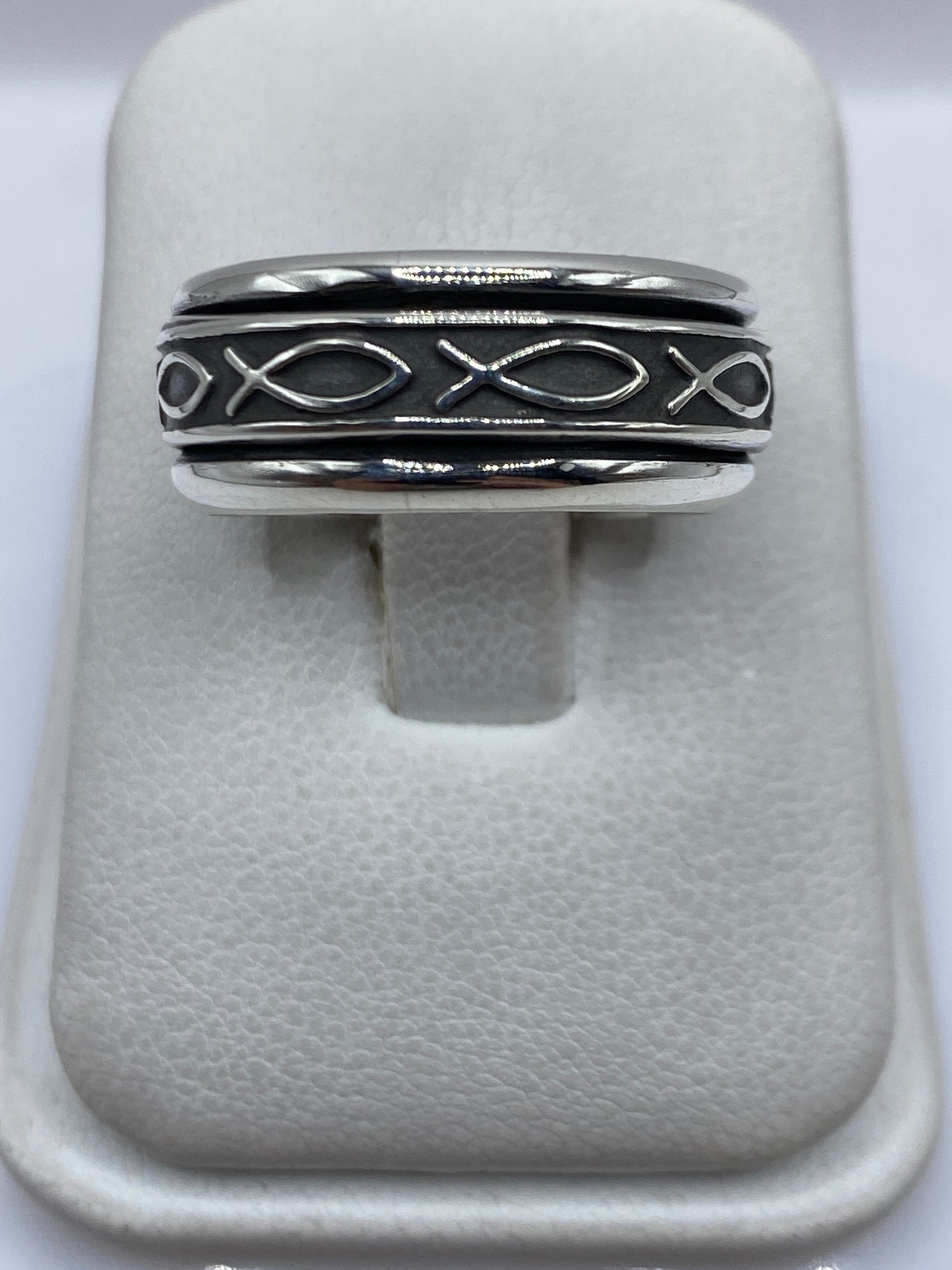 Anillo de plata .925 con tres bandas entrecruzadas, vista superior sobre presentador blanco