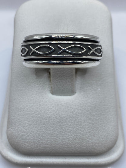 Anillo de plata .925 con tres bandas entrecruzadas, vista superior sobre presentador blanco