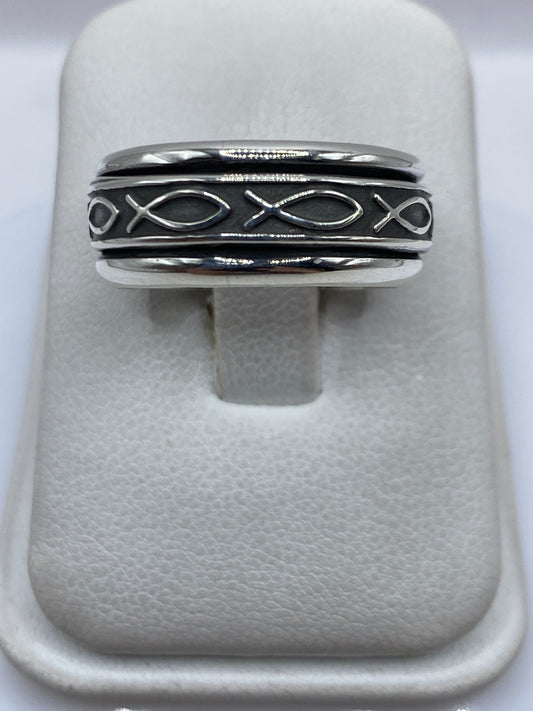 Anillo de plata .925 con tres bandas entrecruzadas, vista superior sobre presentador blanco