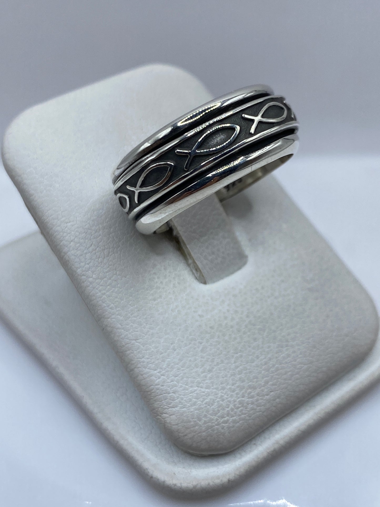 Detalle lateral del anillo mostrando el efecto tridimensional de las bandas cruzadas