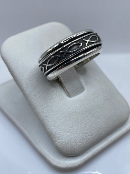 Detalle lateral del anillo mostrando el efecto tridimensional de las bandas cruzadas