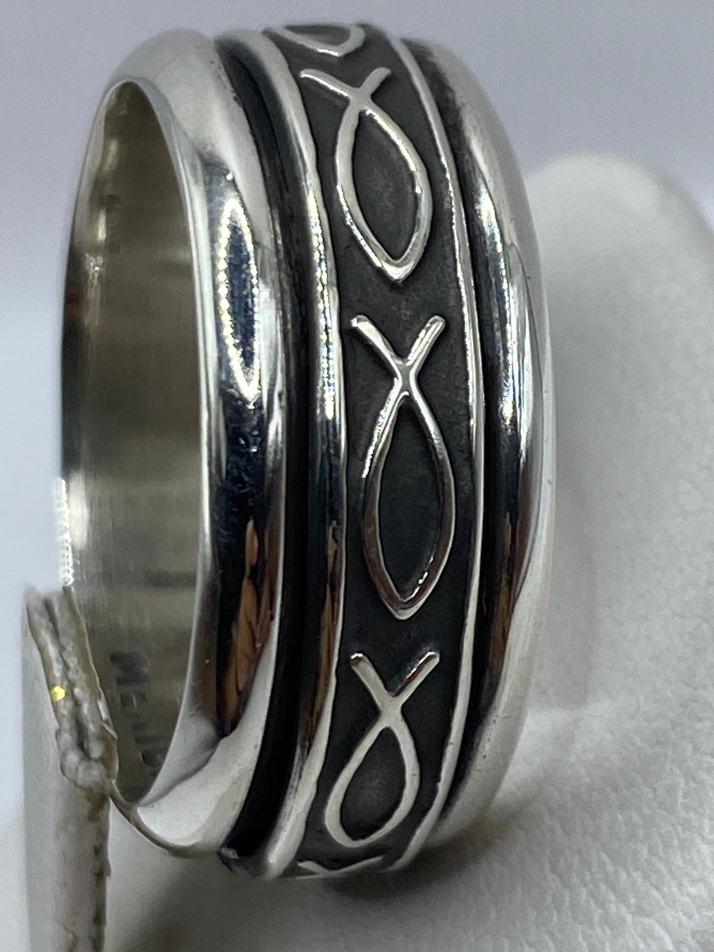 Anillo en dedo mostrando cómo las bandas envuelven y capturan la luz