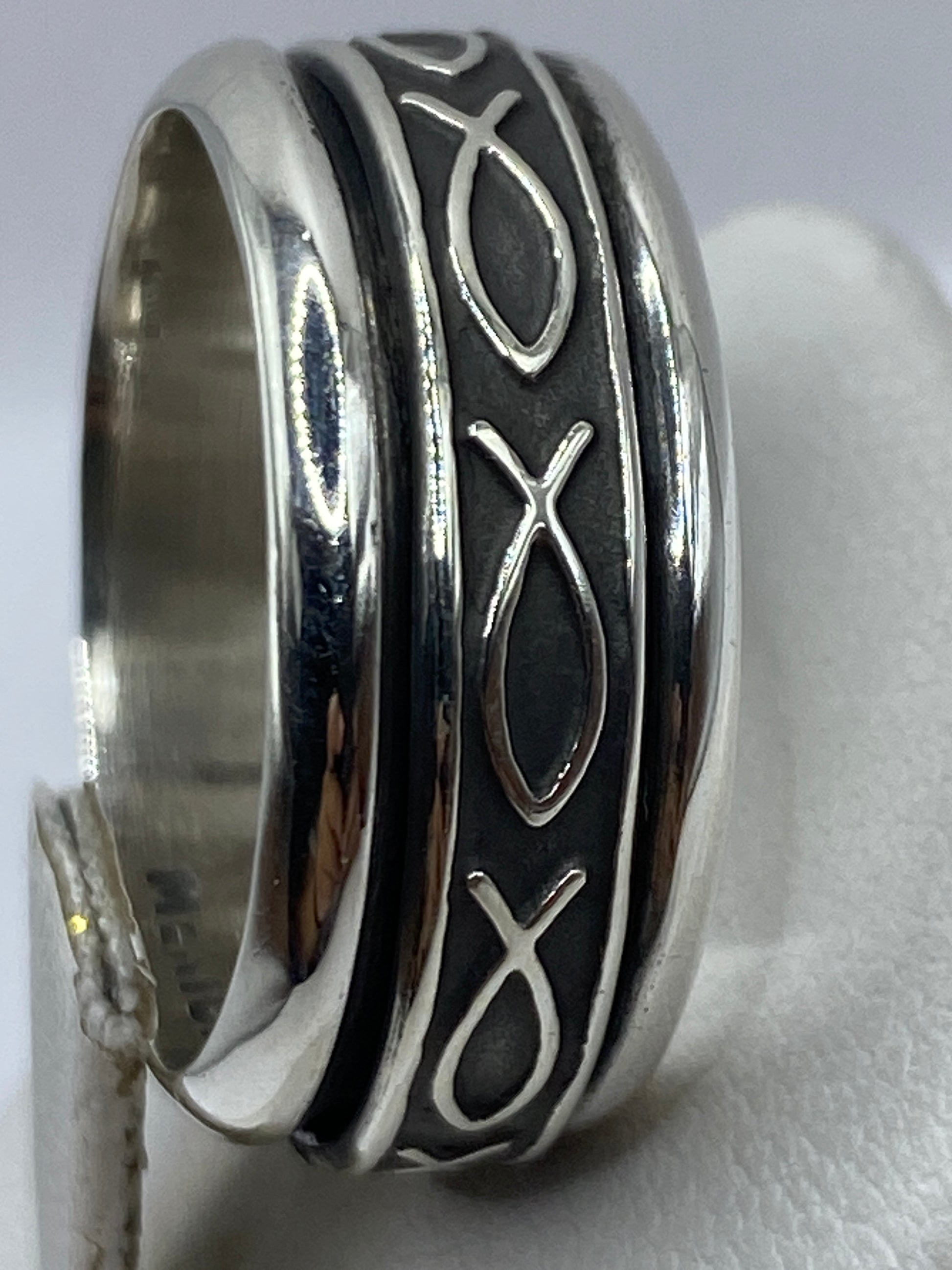Anillo en dedo mostrando cómo las bandas envuelven y capturan la luz