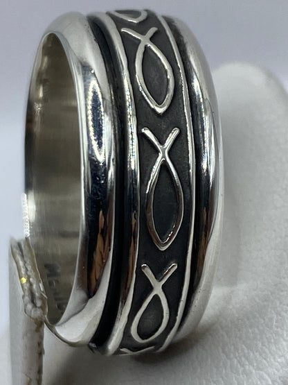 Anillo en dedo mostrando cómo las bandas envuelven y capturan la luz