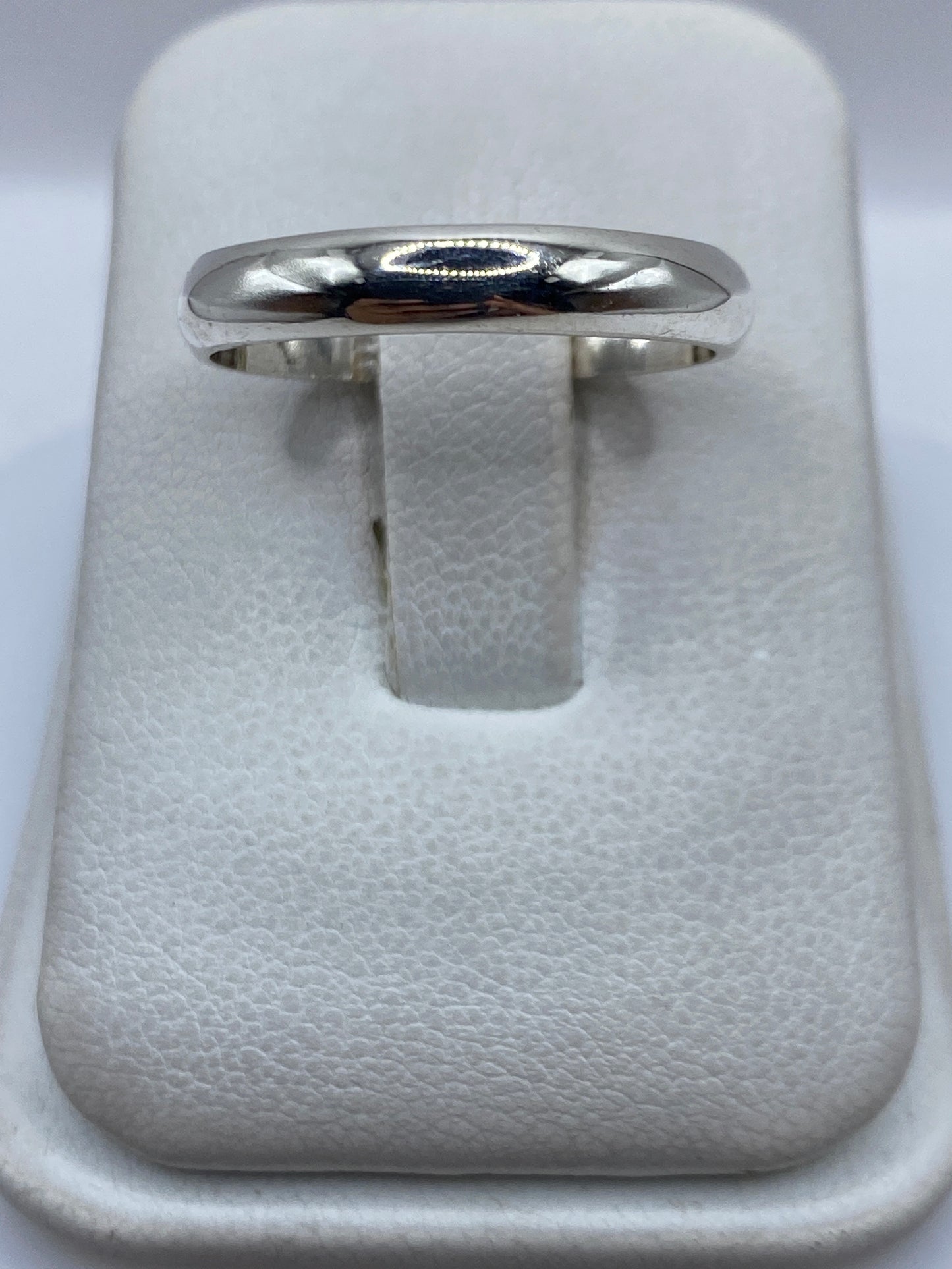 Anillo de plata .925 minimalista pulido en estuche de presentación blanco