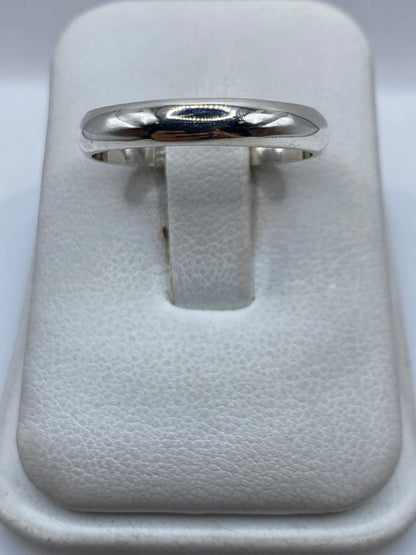 Anillo de plata .925 minimalista pulido en estuche de presentación blanco