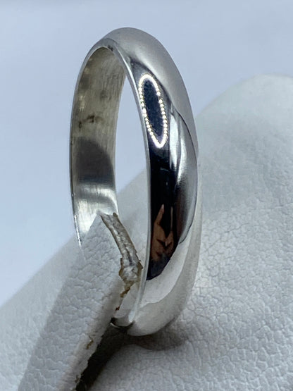 Anillo de plata en el dedo mostrando su acabado espejo y ligereza