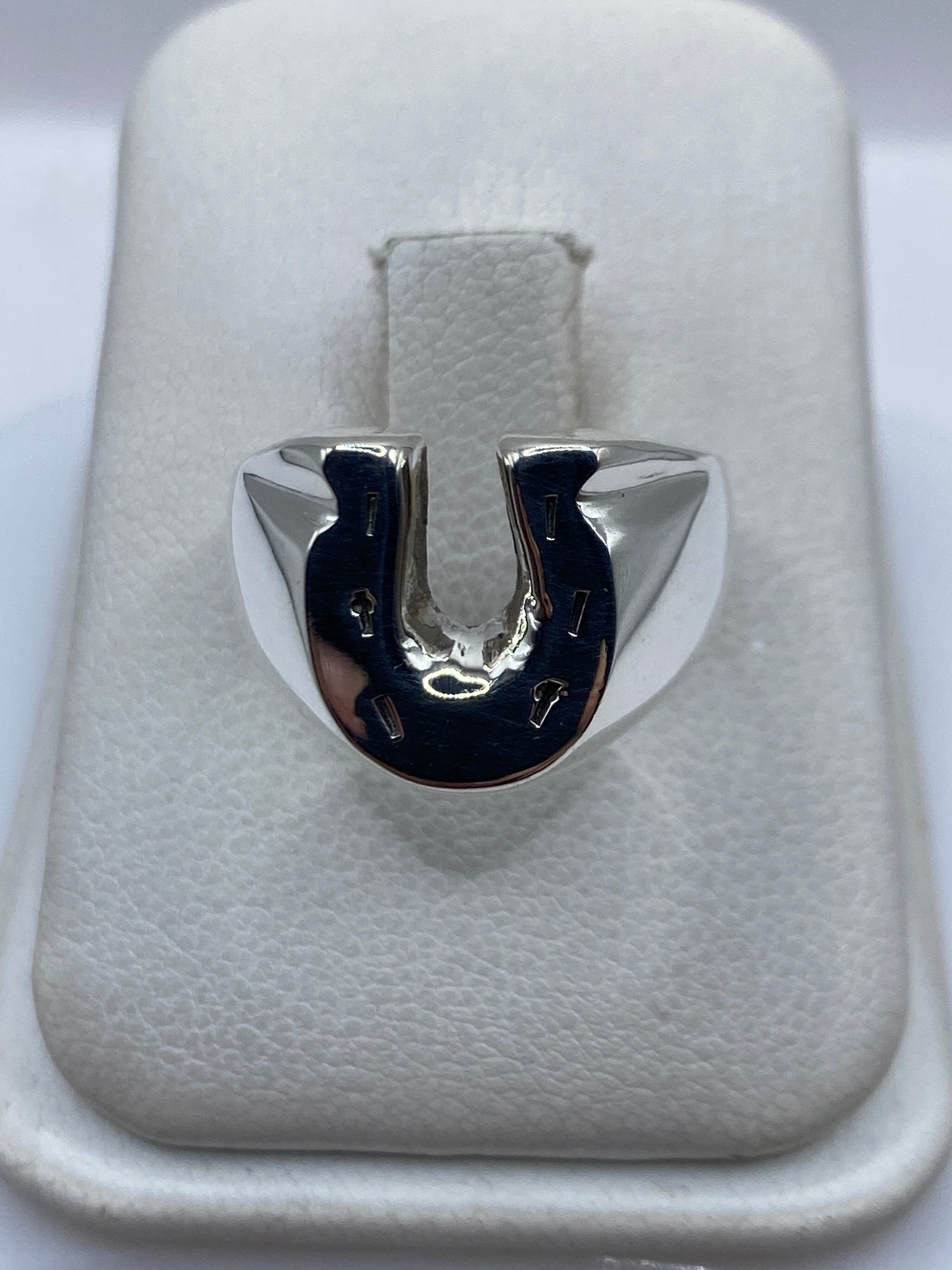 Anillo de plata cartoneado en volumen escultural, vista frontal mostrando la forma 3D