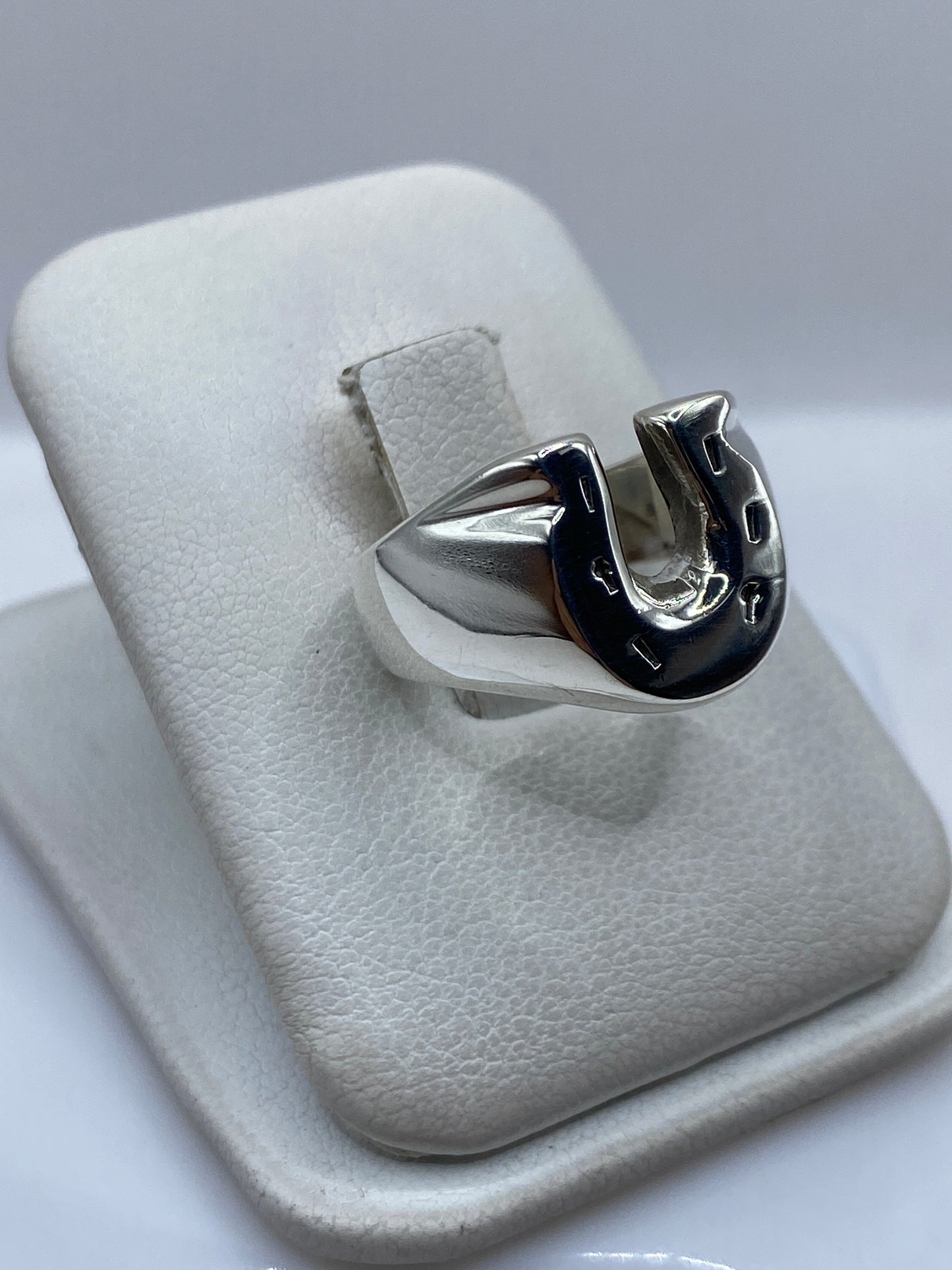 Detalle lateral del anillo cartoneado en plata .925 con acabado pulido
