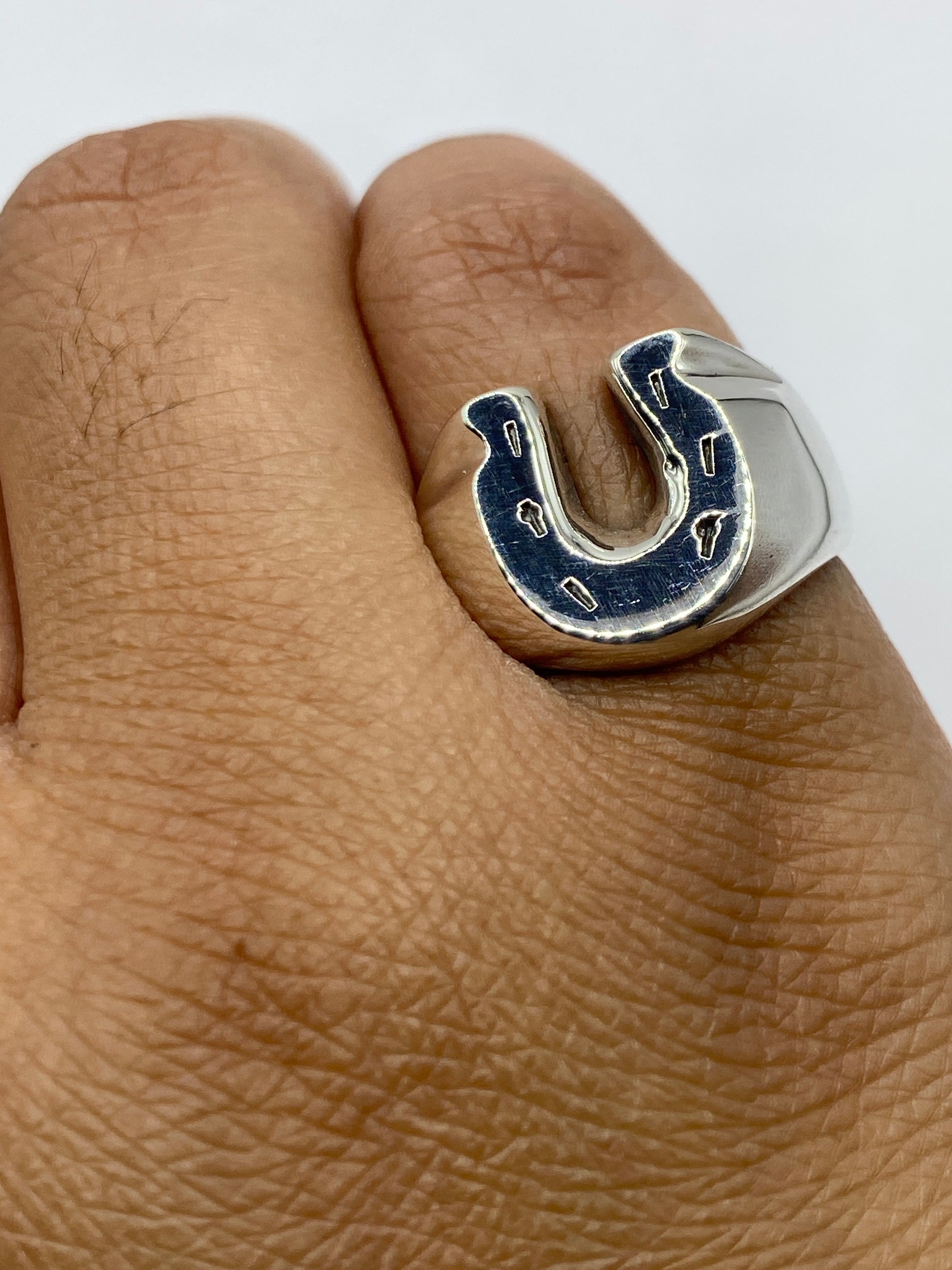 Vista superior del anillo cartoneado, mostrando las transiciones de luz en la lámina de plata