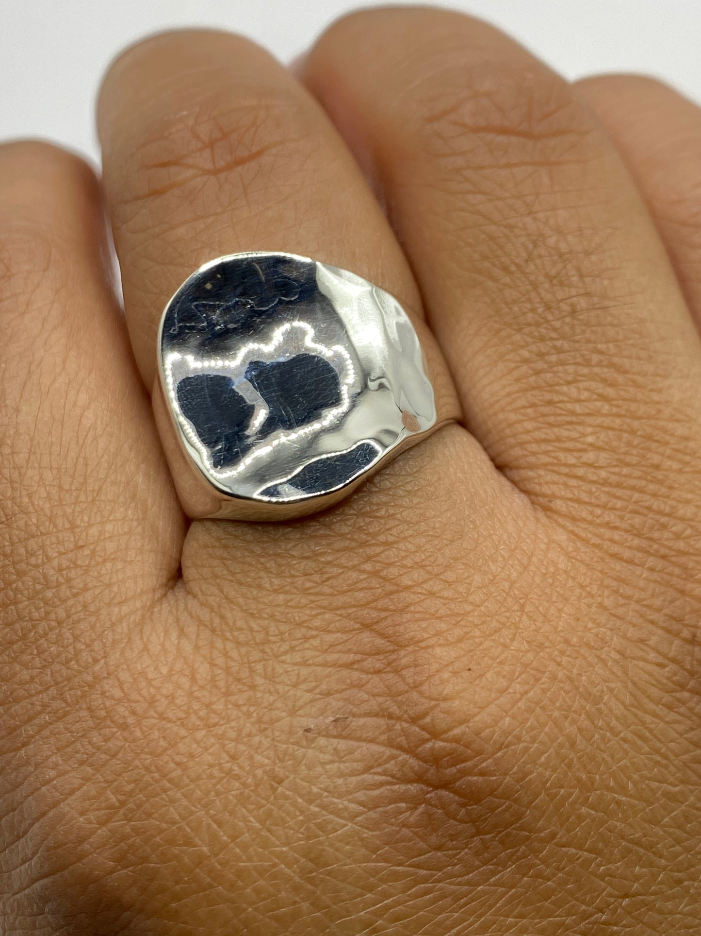Anillo sobre fondo blanco con el Quinto .925 visible