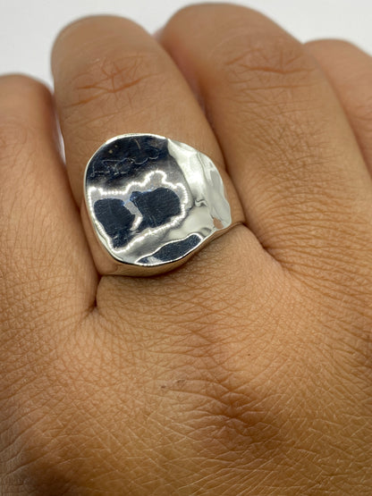 Anillo sobre fondo blanco con el Quinto .925 visible