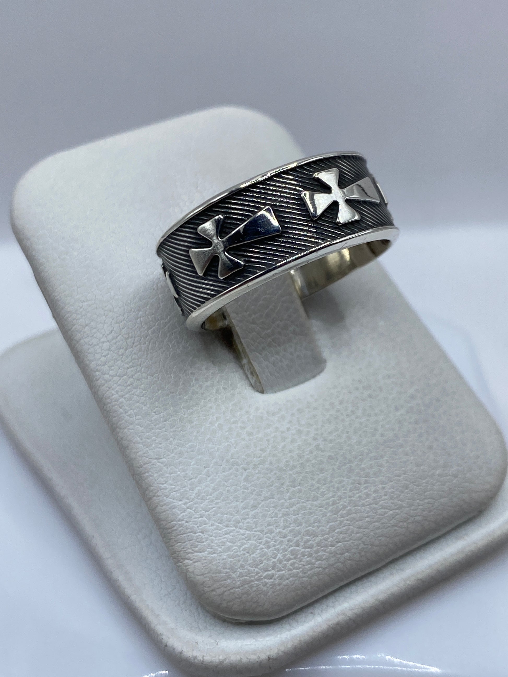 Anillo de plata .925 con cruces religiosas en la mano