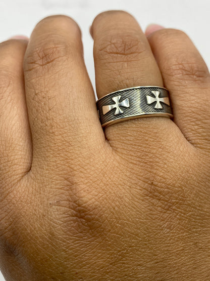 Anillo sobre fondo blanco mostrando el Quinto .925 en el interior