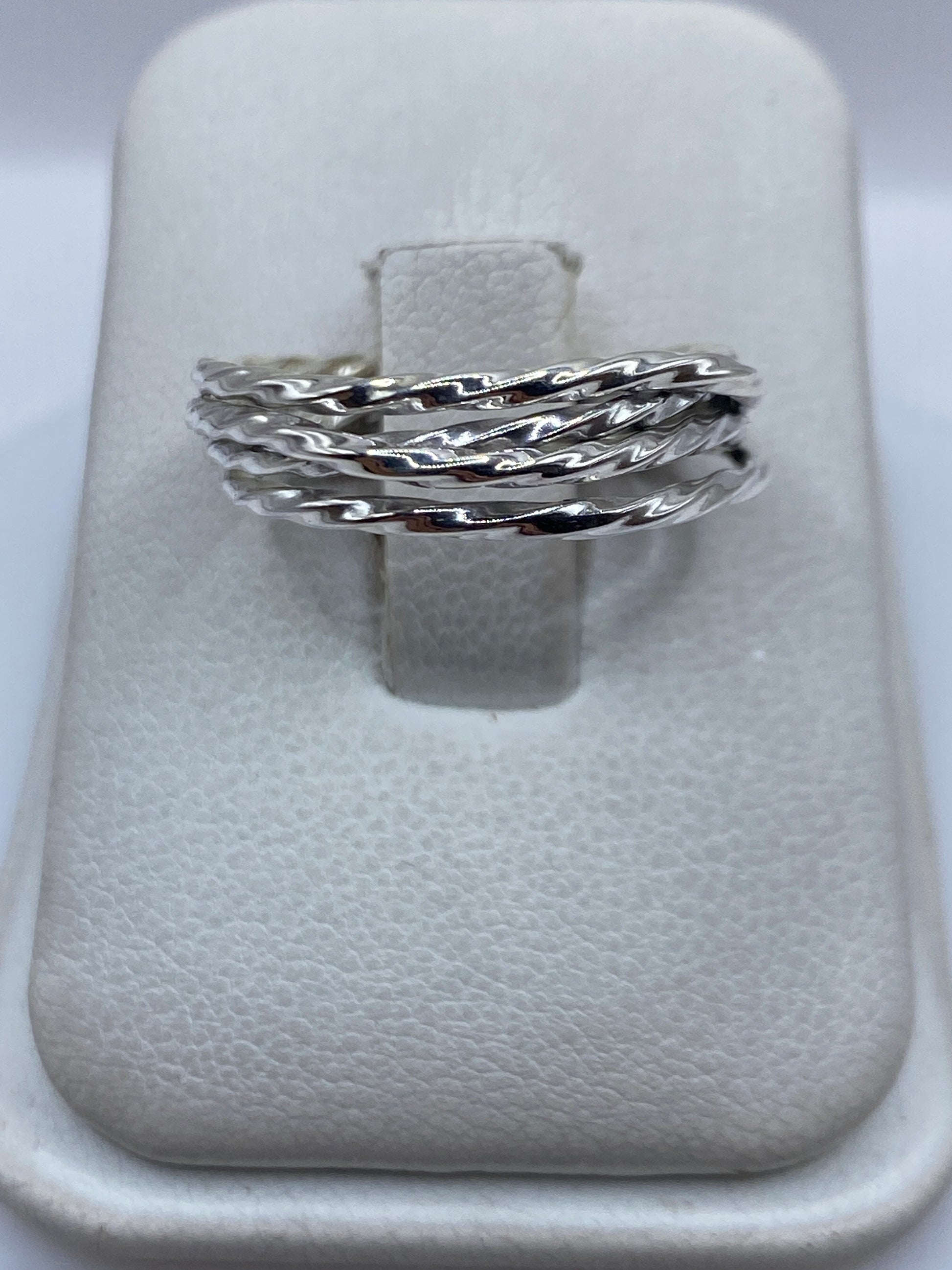 Anillo de plata trenzado en talla 8, vista frontal en estuche blanco