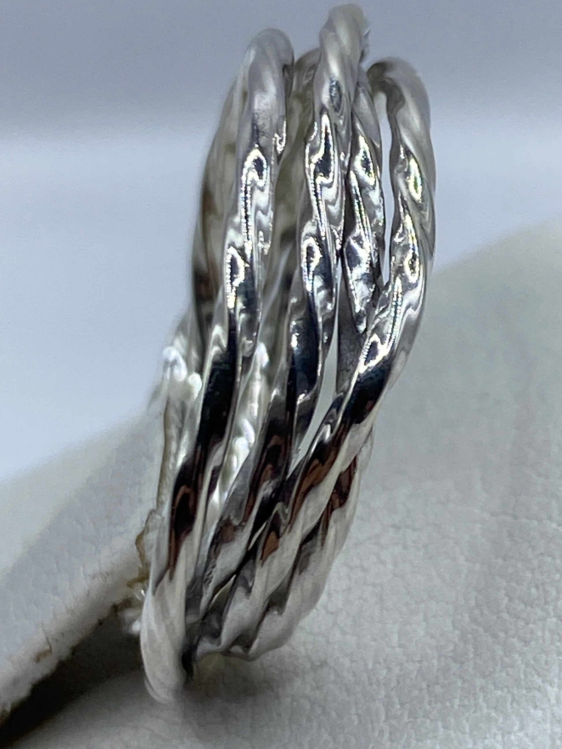 Anillo en la mano mostrando volumen y movimiento del diseño