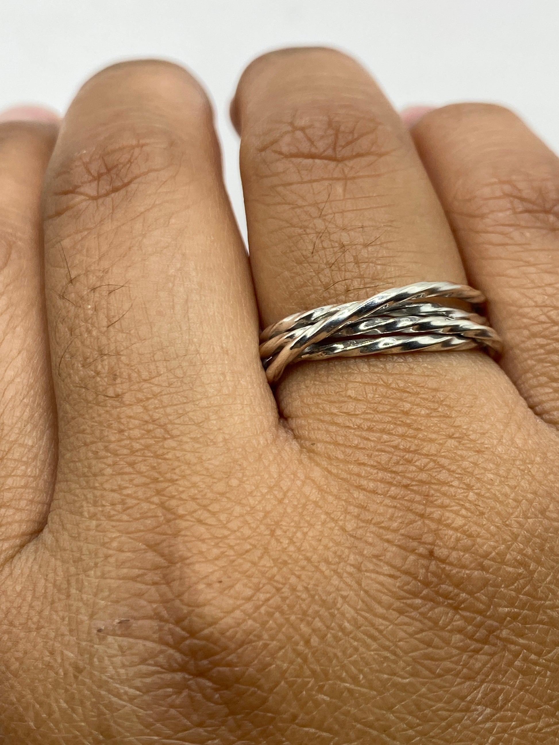 Anillo sobre fondo gris mostrando la banda completa y el acabado