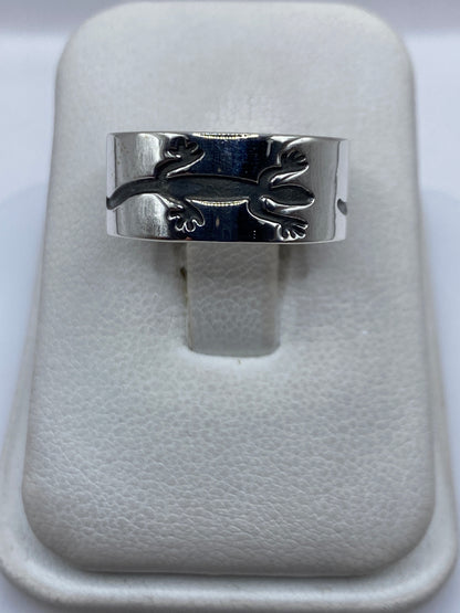 Anillo de plata .925 con diseño prehispánico de lagarto en relieve, vista frontal