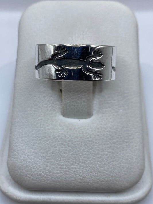 Anillo de plata .925 con diseño prehispánico de lagarto en relieve, vista frontal