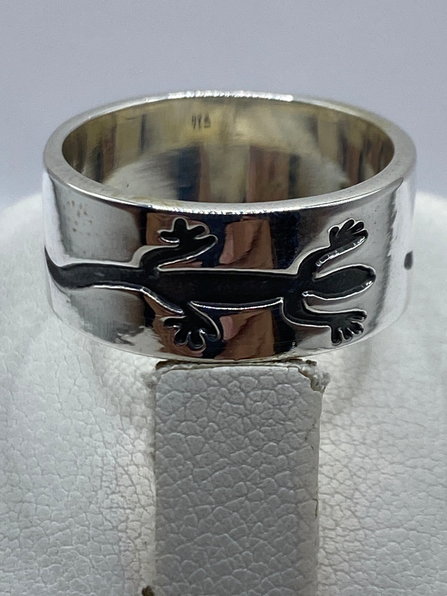 Anillo de plata prehispánico puesto en dedo, mostrando comodidad y acabado