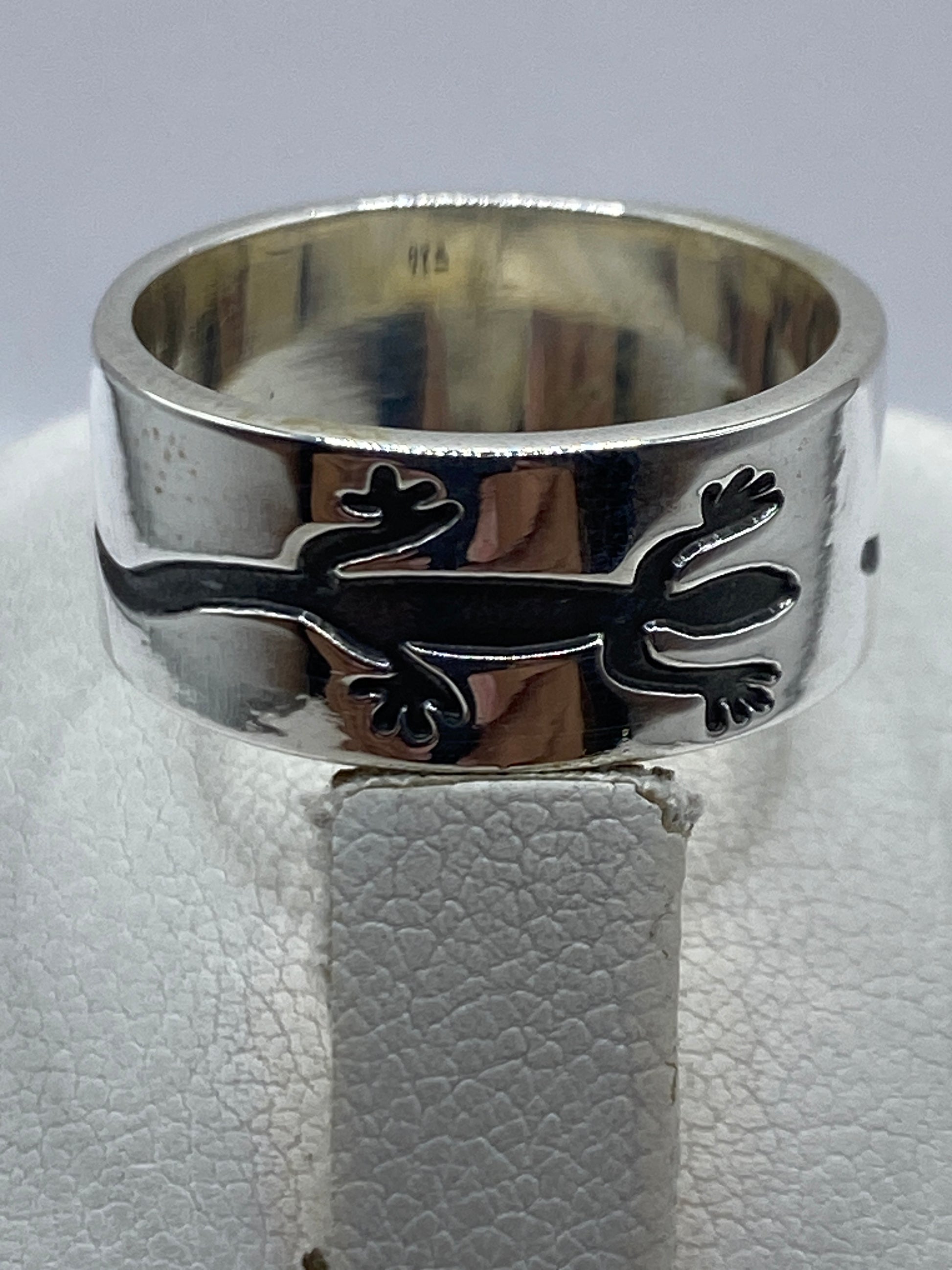 Anillo de plata prehispánico puesto en dedo, mostrando comodidad y acabado