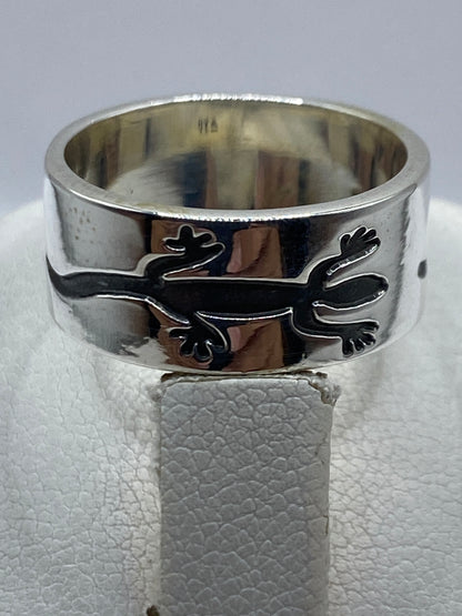 Anillo de plata prehispánico puesto en dedo, mostrando comodidad y acabado
