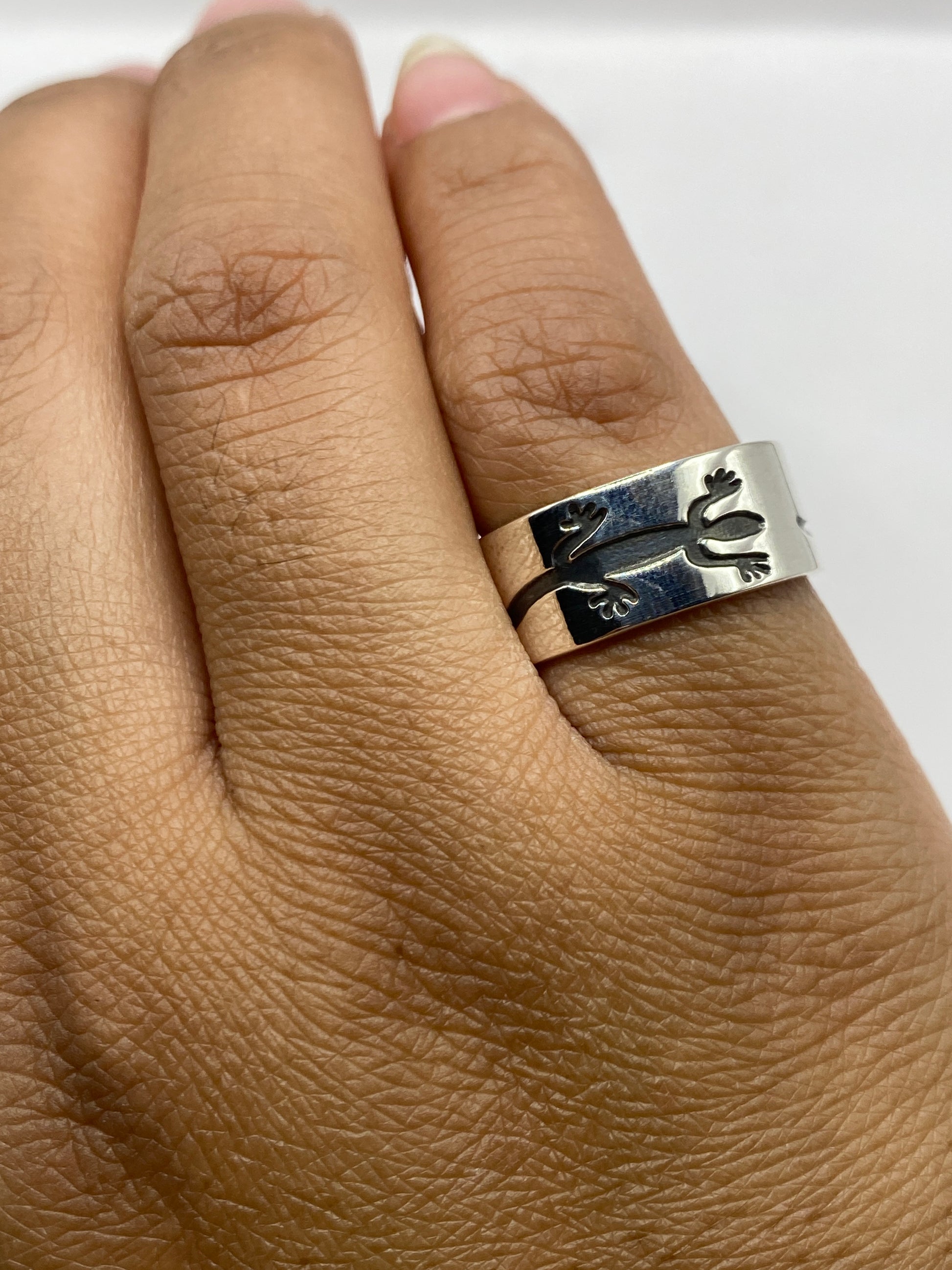 Anillo sobre fondo gris mostrando el Quinto .925 en el interior
