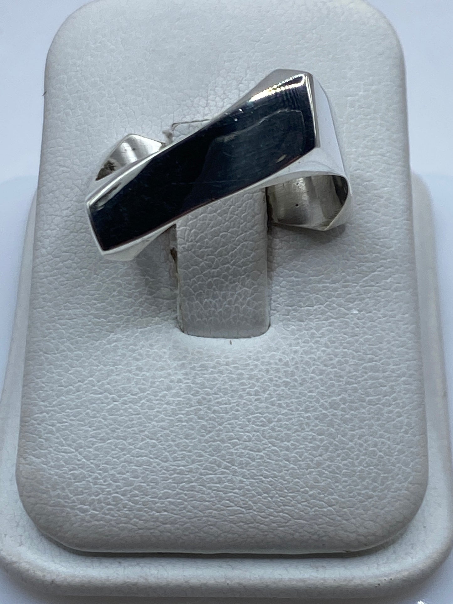 Anillo de plata cartoneado minimalista en talla 10, vista frontal sobre modelo