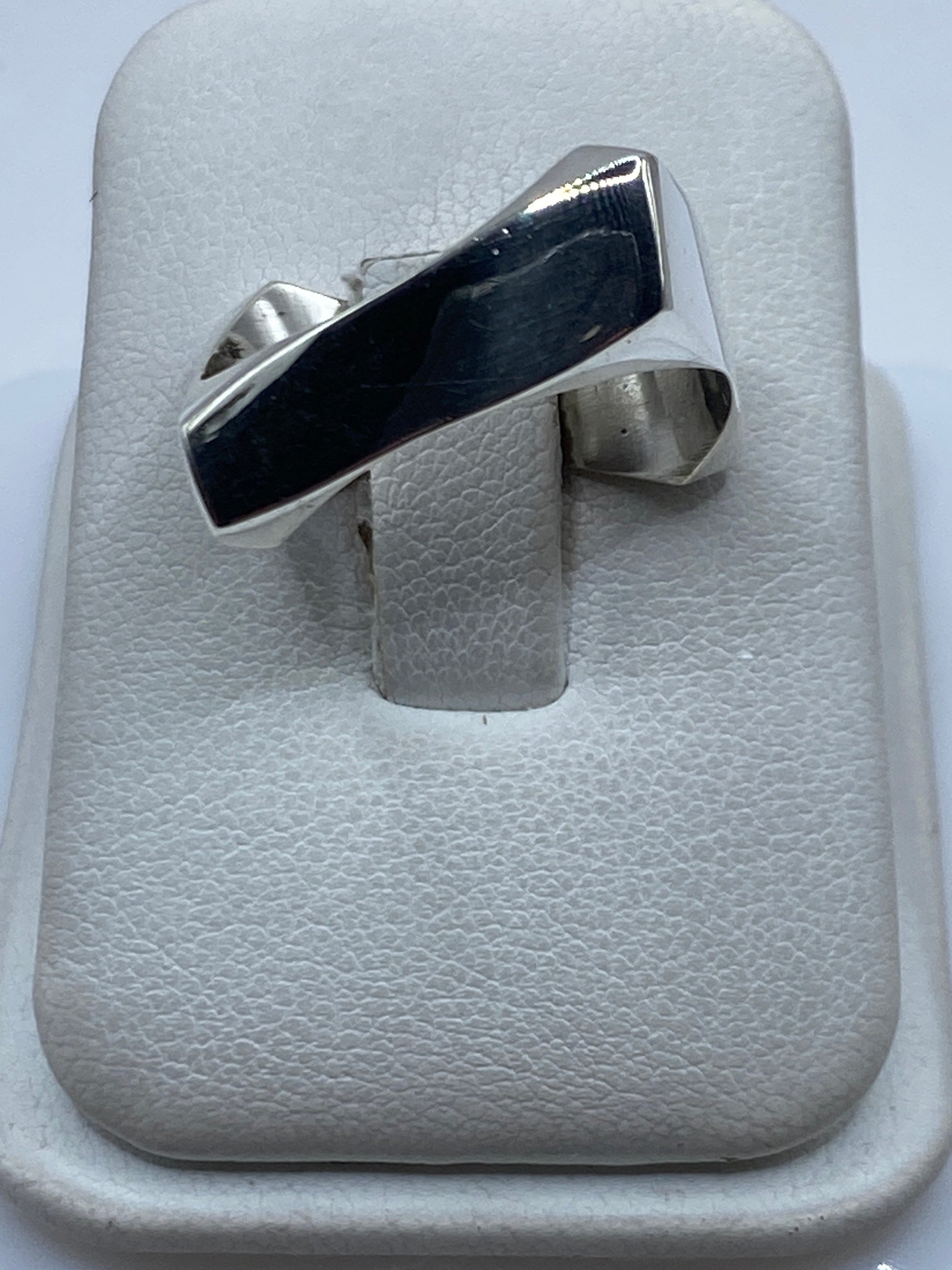 Anillo de plata cartoneado minimalista en talla 10, vista frontal sobre modelo