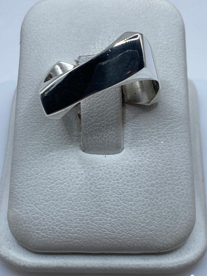 Anillo de plata cartoneado minimalista en talla 10, vista frontal sobre modelo