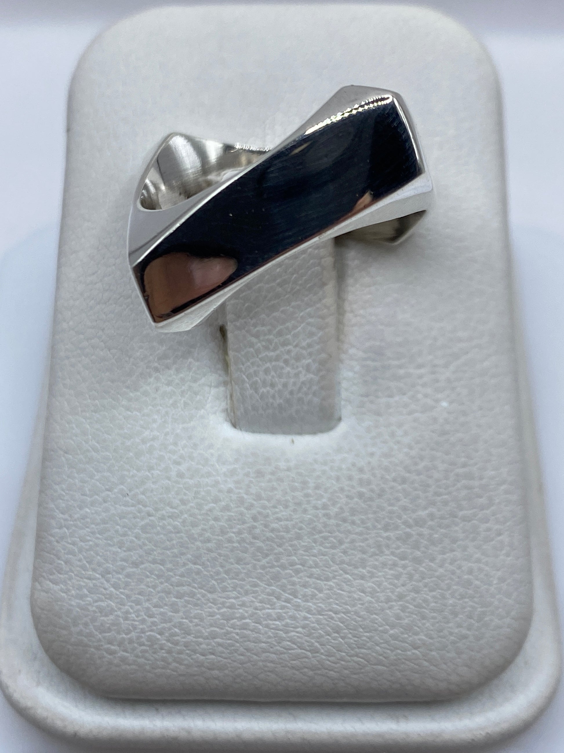 Anillo de plata cartoneado con forma angular minimalista en talla 7