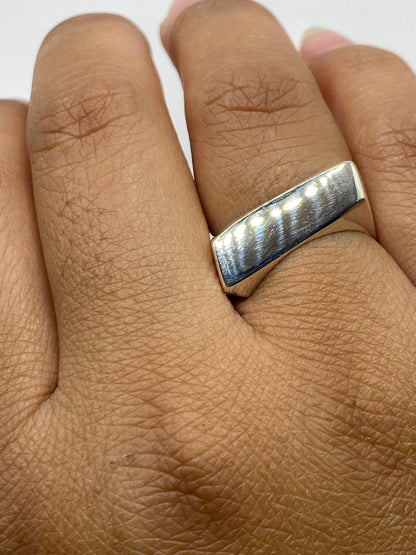 Anillo sobre fondo gris mostrando el Quinto 925 certificado