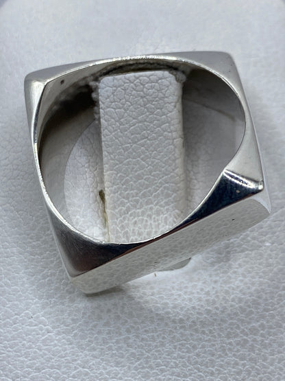 Detalle frontal del anillo con acabado pulido espejo en plata .925