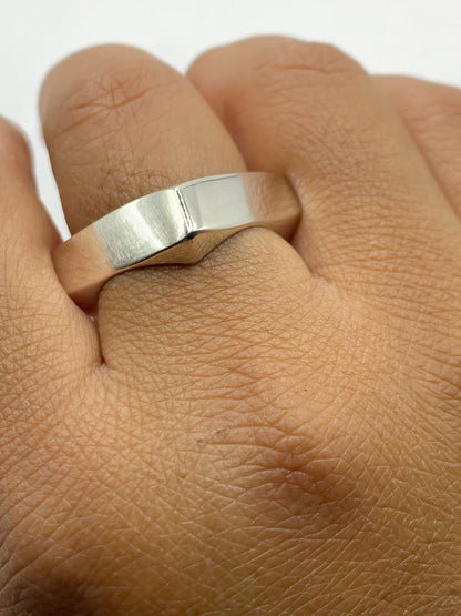Anillo sobre fondo gris con marca del Quinto .925 visible en el interior