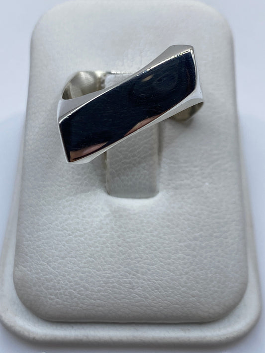 Anillo de plata cartoneado de Taxco en talla 9, vista lateral mostrando el volumen 3D