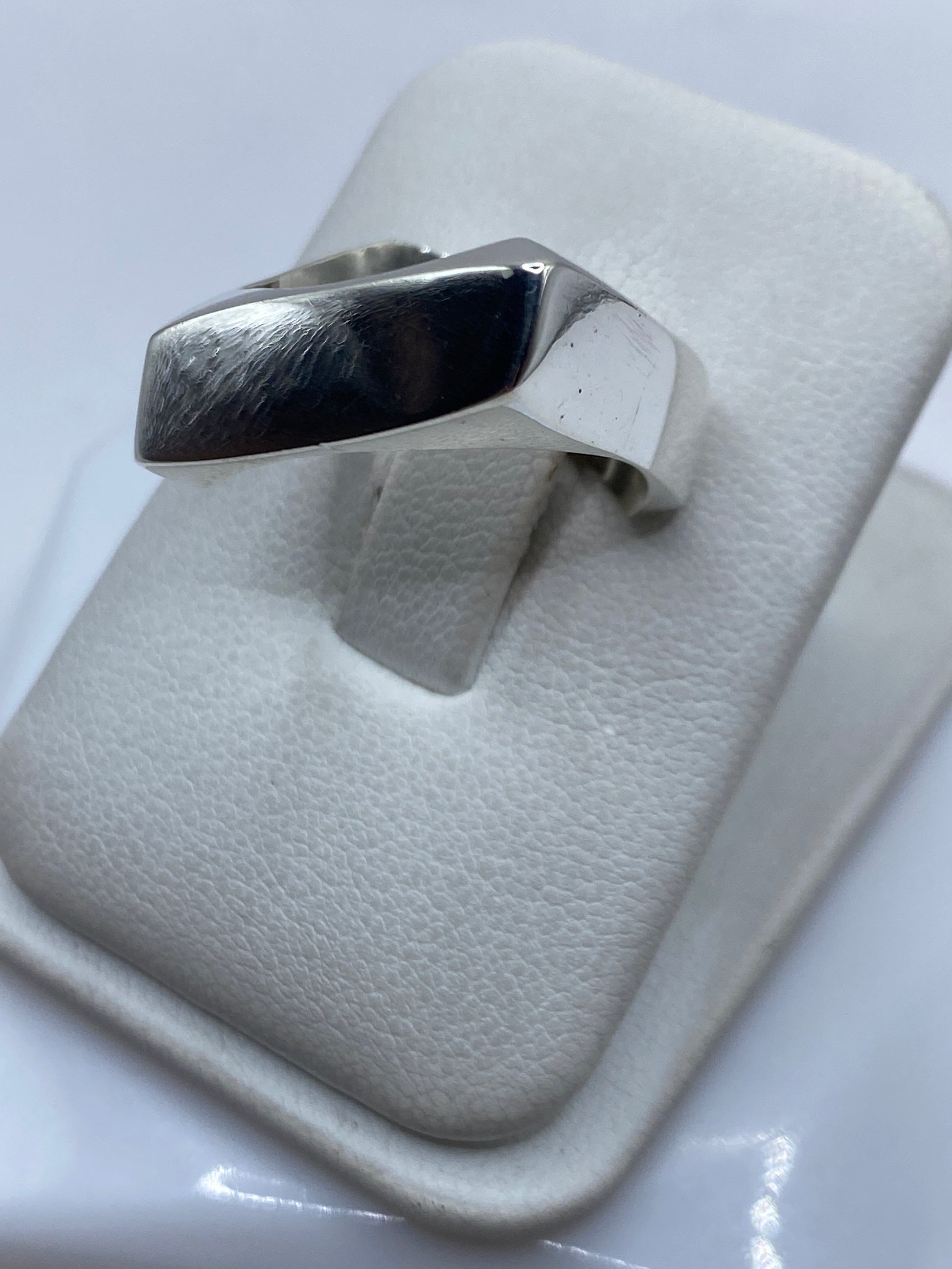 Detalle del cartoneado: relieve tridimensional en plata .925 pulida