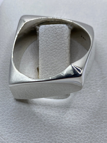 Anillo cartoneado en mano de hombre, demostrando el diseño unisex minimalista