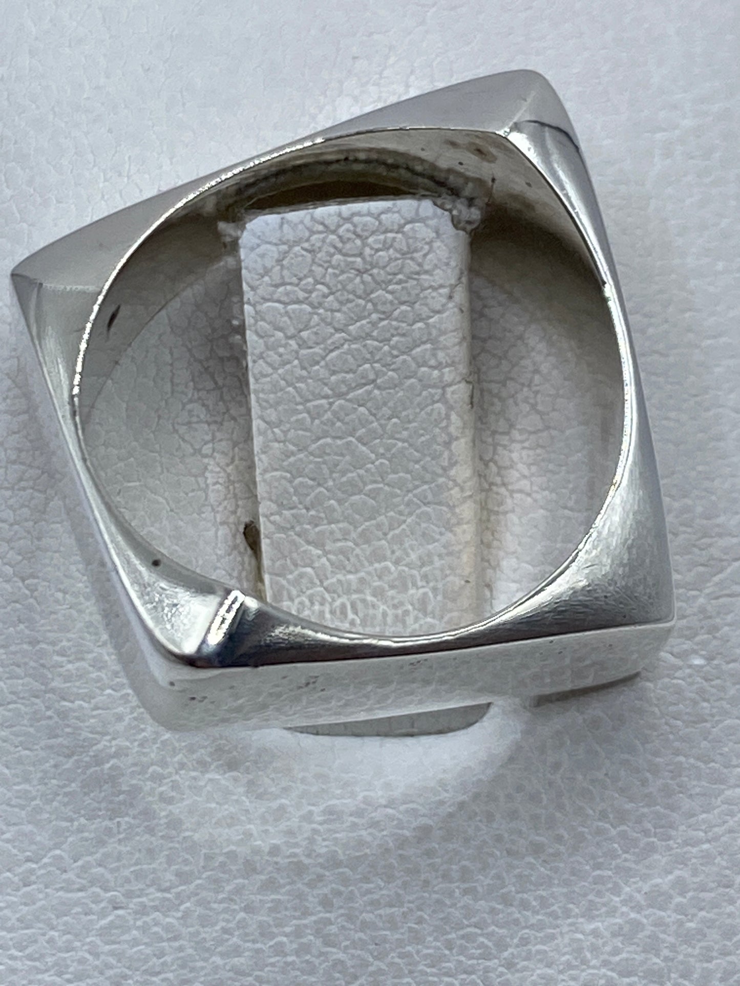 Detalle de los pliegues y ángulos del cartoneado de plata
