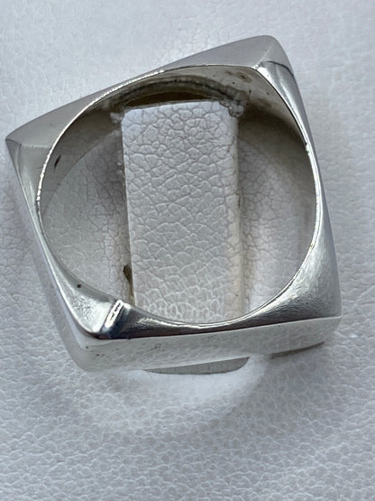 Detalle de los pliegues y ángulos del cartoneado de plata
