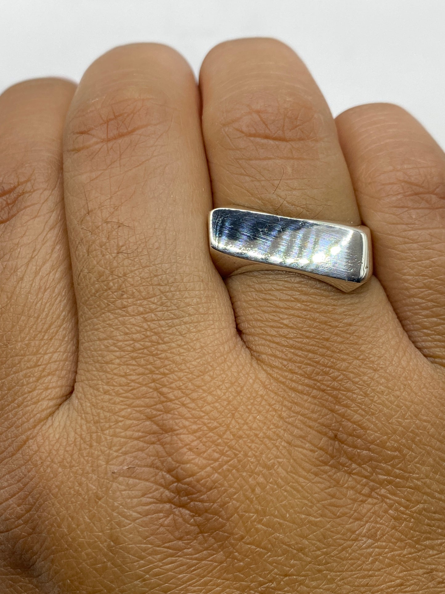Anillo sobre fondo blanco mostrando el Quinto 925 en la cara interior